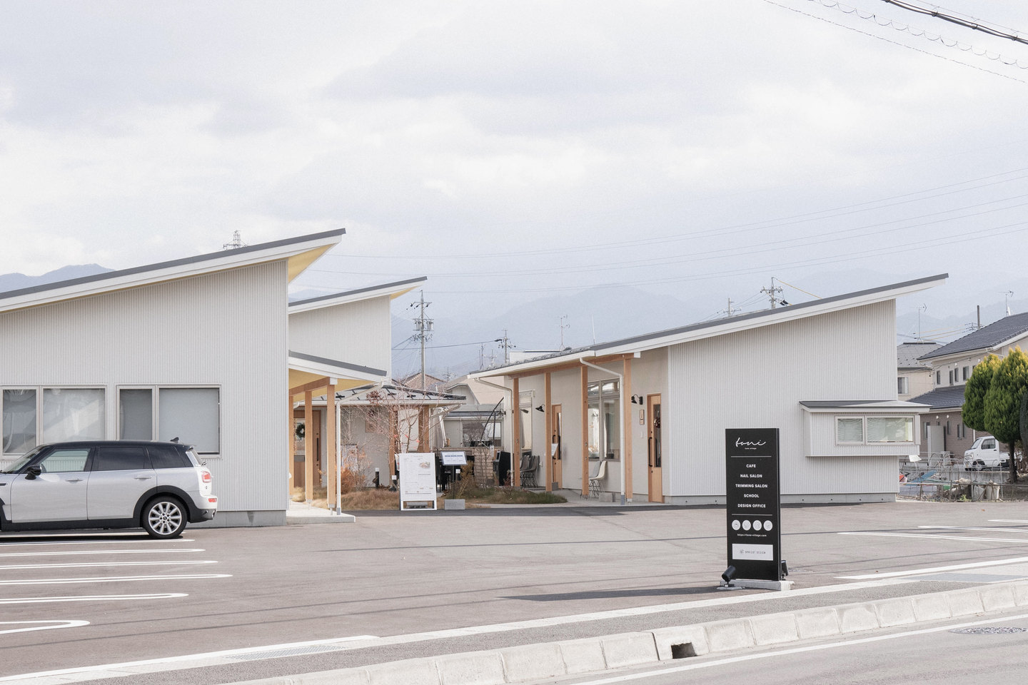 通りに面した、白い建物の外観
