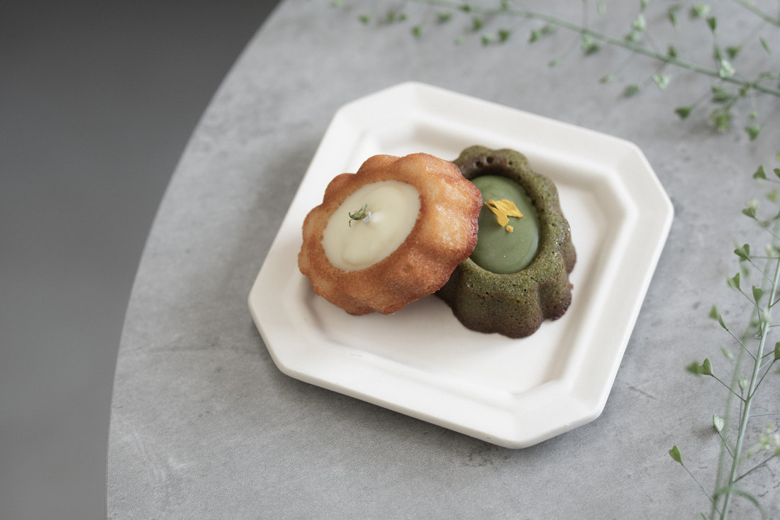 白い八角形の皿にのせた、2種類の焼き菓子
