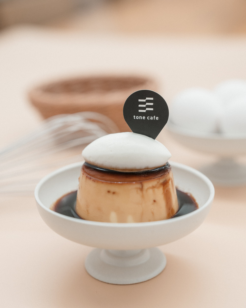 tone caféの札を立てた、クリームをのせたプリン