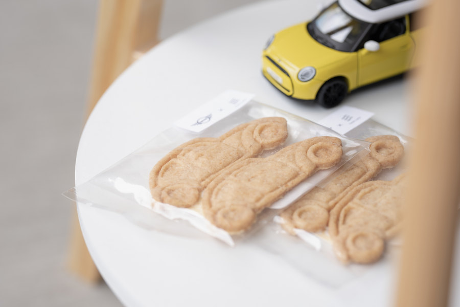 袋に入れて並べた、車の形のサブレ