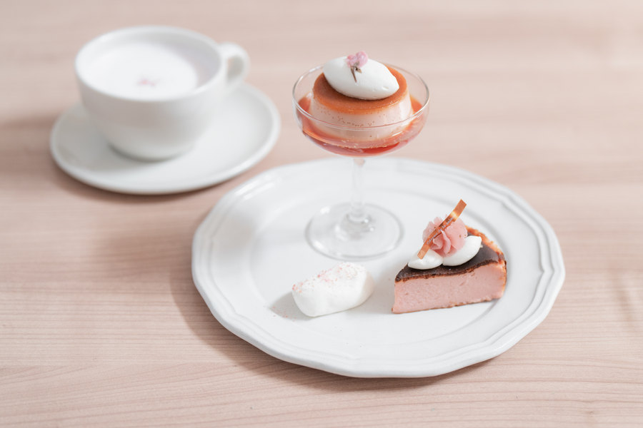 白い皿に盛り合わせたケーキと焼き菓子、コーヒー