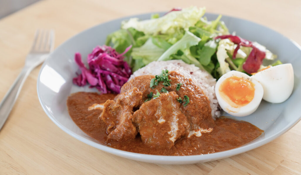サラダとゆで卵を添えたトーンカレー